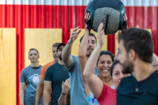 Exercice de Crossfit en groupe avec un ballon
