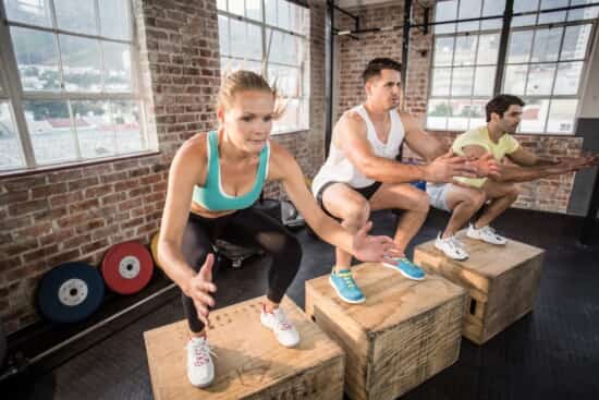 Crossfitteurs faisant des jump box pendant leur WOD