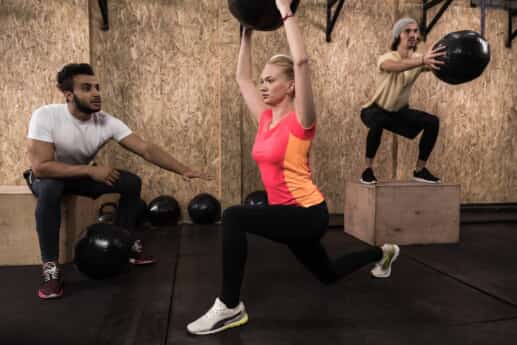 Coach de Crossfit encadrant une débutante