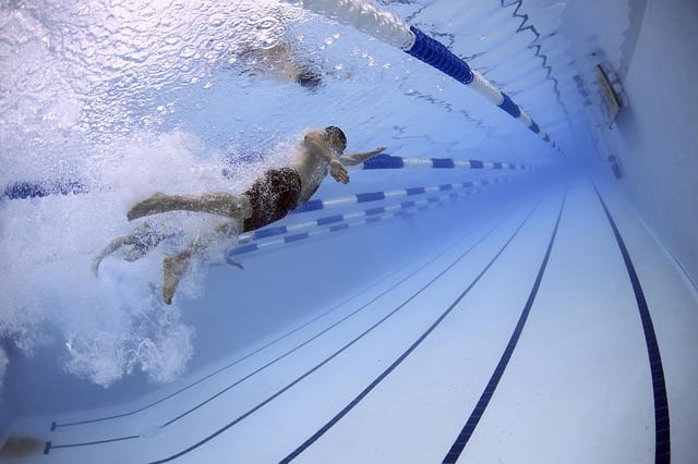 La natation - un sport qui fait perdre du ventre