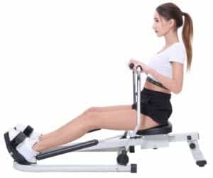 Une femme sur un rameur scandinave