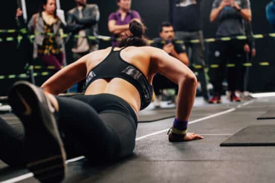 Femme effectuant des burpees pendant un WOD de Crossfit