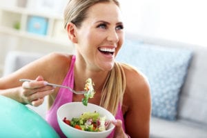 Une femme mange sain pour essayer de maigrir