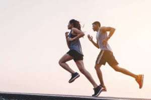 Deux personnes font de la course à pied sous forme de HIIT