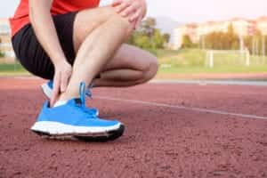 Un homme se plaint d'ampoules après une course à pied