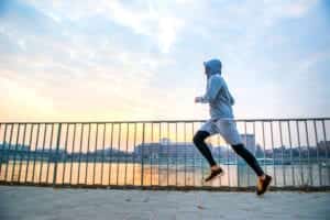 Un homme essaie d'améliorer sa posture en course à pied