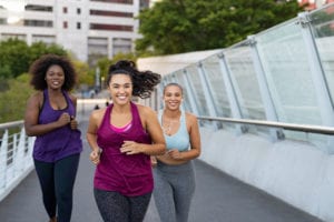 Trois femmes font de la course à pied
