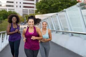 Trois femmes font de la course à pied