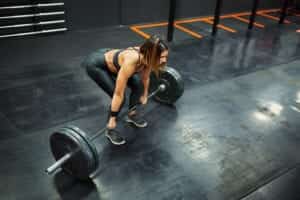 Une femme fait du Deadlift