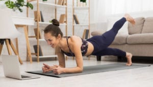 Une femme faisant un exercice de fitness