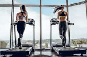2 femmes sur un tapis de course pour maigrir