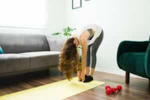 Une femme en train de s'étirer le dos