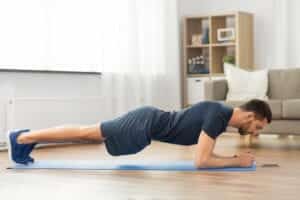 Un homme fait du gainage frontal