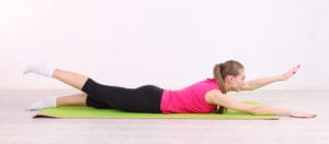 Une femme qui pratique un exercice du dos