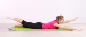 Une femme qui pratique un exercice du dos