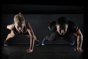 Un homme et une femme pratiquant des exercices au sol
