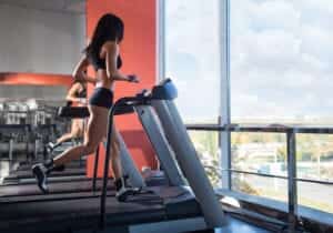 Une femme qui courre sur un Tapis de Fitness