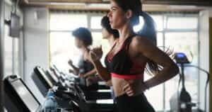 Une femme qui augmente l'intensité de son exercice de fitness