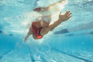 La natation est un bon sport pour le dos