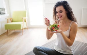 Une femme mange équilibré avant de faire du fitness