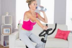 Une femme s'hydrate en faisant du sport