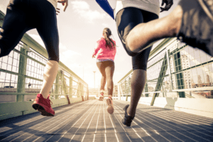 Des personnes pratiquent la course à pied pour maigrir