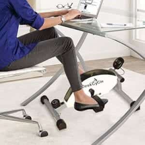 Femme utilisant le mini vélo de bureau MagneTrainer DeskCycle