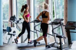 2 femmes qui courent sur un Tapis Course