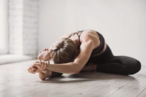 Une femme pratiquant un Etirement de Yoga