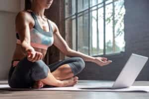Une femme qui fait du yoga pour récupérer