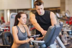 Deux personnes regardant la Console Connectée d'un appareil de fitness